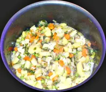 Kartoffelsuppe mit Gemüse und Knoblauchwurst
