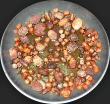 Kartoffelsuppe mit Gemüse und Knoblauchwurst