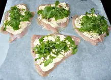 Putenröllchen mit Rucolafüllung zu Gemüsereis