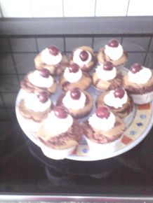 Schoko-Cupcakes mit Kirschen
