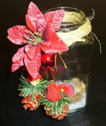 Weihnachtlich geschmücktes Windlicht