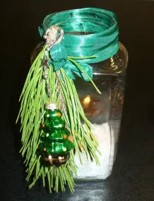 Weihnachtlich geschmücktes Windlicht
