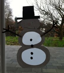 Einfache weihnachtliche Fensterbilder mit Kindern basteln