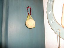 Meisenknödel am Karabinerhaken aufhängen