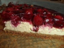 Cremiger Käsekuchen mit Kirschdecke