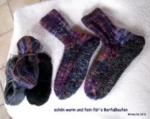 Gestrickte Socken mit dicken Sohlen als Hausschuhe
