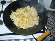 Rindfleisch mit Zwiebeln und asiatischem Gemüse