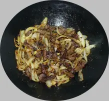Rindfleisch mit Zwiebeln und asiatischem Gemüse
