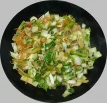 Rindfleisch mit Zwiebeln und asiatischem Gemüse