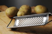 Gekochte Kartoffeln raspeln: schälen sich von alleine
