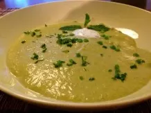 Leckere Erbsensuppe mit Minze-Zitronen-Creme - vegetarisch