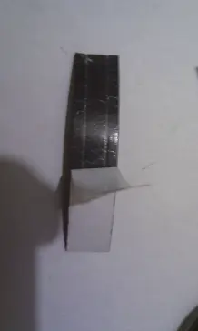 Magnethalter für Notizzettel auf Holzkühlschranktür anbringen