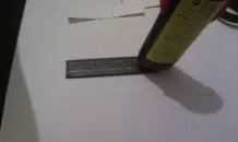 Magnethalter für Notizzettel auf Holzkühlschranktür anbringen