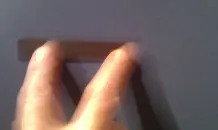 Magnethalter für Notizzettel auf Holzkühlschranktür anbringen