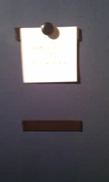 Magnethalter für Notizzettel auf Holzkühlschranktür anbringen