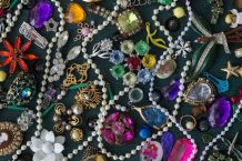 Glitzersteinchen von Modeschmuck fixieren und sichern