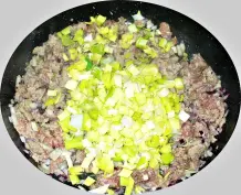 Porreetorte: Überbackener Porree mit Hack und Schupfnudeln