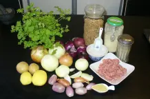 Viererlei Zwiebelsuppe mit Petersilien-Hackklößchen