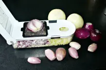Viererlei Zwiebelsuppe mit Petersilien-Hackklößchen