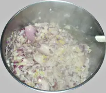Viererlei Zwiebelsuppe mit Petersilien-Hackklößchen