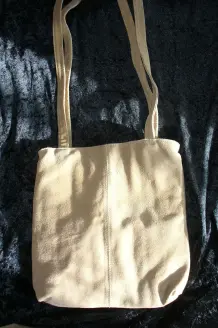 Schlichte Wildledertasche aufpeppen