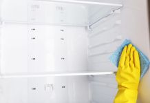 Braune Flecken an Kühlschrankwand unter Thermostatfühler