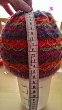 Gestrickte Mütze spannen