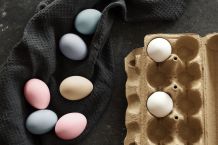 Ostereier mit Naturmaterialien färben und verzieren