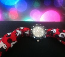 Stylische Armbanduhr mit Tuch