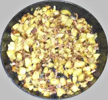 Filet mit Spinatkruste auf deftigen Speck-Bratkartoffeln