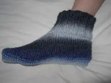 Socken oder Hüttenschuhe ohne komplizierte Ferse stricken