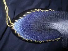 Socken oder Hüttenschuhe ohne komplizierte Ferse stricken