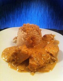 Hühnerbrustfilet in Zwiebelrahmsoße und Reis