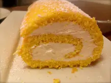 Biskuitrolle mit Zitronensahne