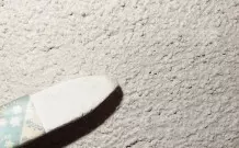Schmutzflecken auf weißer Zimmerwand oder Zimmerdecke