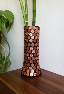 Vase mit 1-Cent-Münzen verschönern