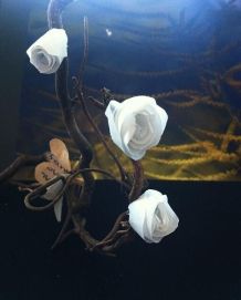 Weiße Papierrosen zum Dekorieren herstellen