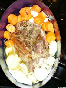 Putenschenkel mit Gemüse und Kartoffeln aus dem Backofen