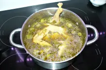 Asiatisches scharfes Hühnerfrikassee mit Koriander-Reis