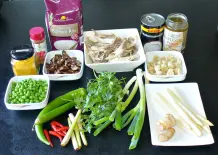 Asiatisches scharfes Hühnerfrikassee mit Koriander-Reis