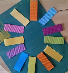 Dekoration zu Ostern: Türkranz aus Papierherzen