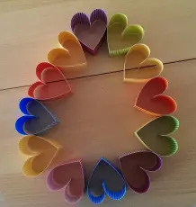 Dekoration zu Ostern: Türkranz aus Papierherzen