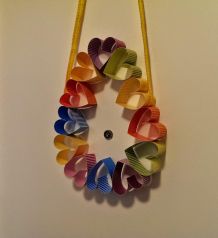 Dekoration zu Ostern: Türkranz aus Papierherzen