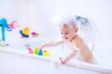 Kleinkind rutscht nicht in der Badewanne aus