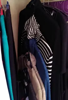Pullover und Sweatshirt auf den Kleiderbügel hängen