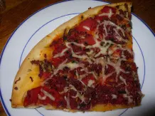 Pizzabelag: geriebene scharfe Knoblauchsalami (SUCUK)
