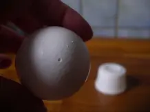 Eier mit der Einwegspritze aussaugen statt ausblasen