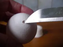 Eier mit der Einwegspritze aussaugen statt ausblasen