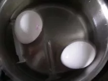 Eier mit der Einwegspritze aussaugen statt ausblasen