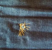 Loch in Jeans mit Stickerei verdecken